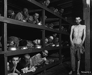 Μπουχενβαλντ, 1945. Ο Βίζελ είναι ένας από τους κρατούμενους στη μεσαία κουκέτα.