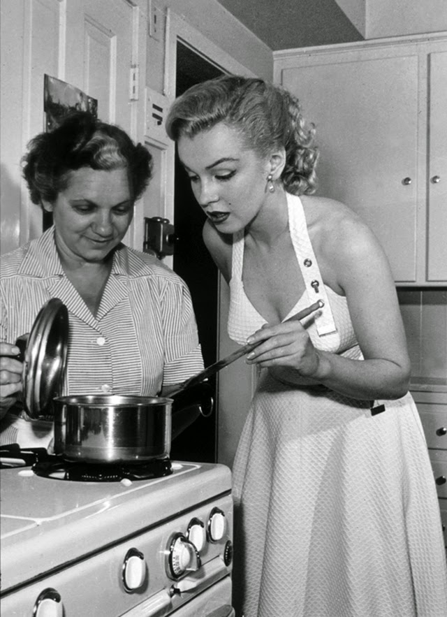 Marilyn Monroe cooking