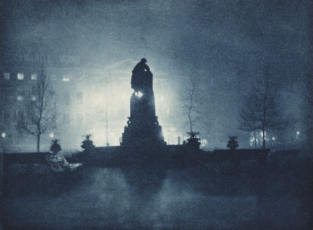 Πλατεία Λέστερ, Λονδίνο, 1896, Πωλ Μάρτιν (Paul Martin). Οι πρωτοποριακοί πειραματισμοί του Μάρτιν με τη νυχτερινή φωτογραφία κυκλοφόρησαν υπό τη εικονογραφημένης ιστορίας με τον τίτλο London by Gaslight, στο περιοδικό Amateur Photographer το 1896. Αργότερα, αποτέλεσαν πηγή έμπνευσης για τις νυχτερινές φωτογραφίες του Μανχάταν, του φωτογράφου Άλφρεντ Στίγκλιτς (Alfred Stieglitz).