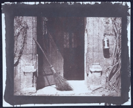 Η ανοιχτή πόρτα, 1843, Ουίλιαμ Χένρι Φοξ Τάλμποτ (William Henry Fox Talbot). Η φωτογραφία τραβήχτηκε με τη φωτογραφική μηχανή που εφηύρε ο Τάλμποτ το 1835 (και η γυναίκα του βάφτισε «ποντικοπαγίδα», διότι αυτό της θύμιζε). Είναι μια από τις πρώτες φωτογραφικές μηχανές και με αυτήν τραβήχτηκε το πρώτο «αρνητικό» στην ιστορία της φωτογραφίας. 