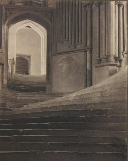 Θάλασσα από σκαλοπάτια, 1903, του Φρέντερικ Χένρυ Έβανς (Frederick Henry Evans). Ο Έβανς, φωτογράφος που έγινε γνωστός για την αρχιτεκτονική φωτόγραφία του ─και ιδιαίτερα για τις σπουδές μεσαιωνικών καθεδρικών ναών─,  χρησιμοποιεί σ’ αυτή το φωτογραφία το φυσικό φως για να συνθέσει με φροντίδα αυτή την εικόνα του καθεδρικού ναού Wells.