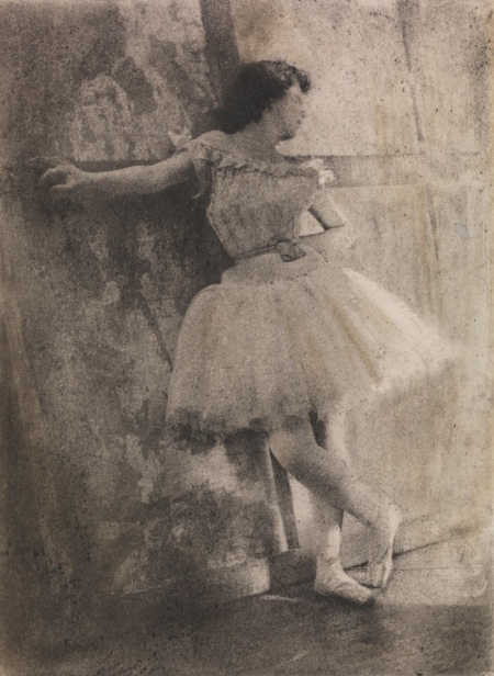 Dans les Coulisses (Στα παρασκήνια), 1906, Robert Leon Demachy. Ο γάλλος εικονογραφικός φωτογράφος επεξεργάζεται χημικά τις εικόνες του για να τους δώσει την όψη ζωγραφικού πίνακα.