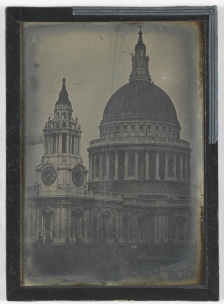 Δαγεροτυπία του Καθεδρικού Ναού του Αγίου Παύλου, ανώνυμου φωτογράφου. Η Γαλλική Ακαδημία Επιστημών χάρισε στην ανθρωπότητα την εφεύρεση του Λουί Νταγκέρ το 1839 ─ αλλά ήταν τόσο ακριβή ώστε, με την ανακάλυψη της μεθόδου υγρού κολλόδιου τη δεκαετία του 1850, η χρήση της εγκαταλείφθηκε.