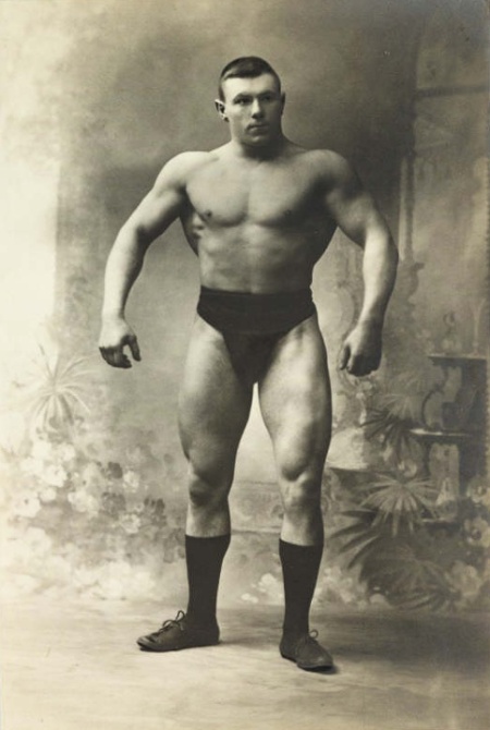 Hackenschmidt, ο ρώσος πρωταθλητής, 1895, Πωλ Μάρτιν (Paul Martin). Ο Hackenschmidt ήταν διάσημος για το εντυπωσιακό σώμα που διέθετε,  εξ ου και αποτελούσε δημοφιλές θέμα για τους φωτογράφους της εποχής.