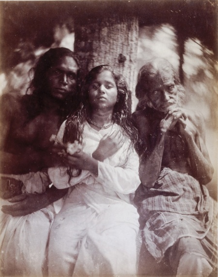 Οι χωρικοί της Καλουτάρα, 1878, Τζούλια Μάργκαρετ Κάμερον (by Julia Margaret Cameron). Η Κάμερον τράβηξε αυτό το πορτρέτο όταν ζούσε με την οικογένειά της στην Κεϋλάνη (σημερινή Σρι Λάνκα). Η πρωτότυπη λεζάντα λέει: «Ομάδα χωρικών της Καλουτάρα, το κορίτσι 12 ετών και ο άνδρας που λέει πως είναι ο πατέρας της ισχυρίζεται ότι είναι 100 χρονών».