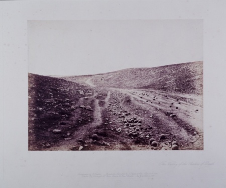 Η κοιλάδα της σκιάς του θανάτου, 1855, Ρότζερ Φέντον (Roger Fenton). Η εικόνα ενός πεδίου μάχης από τον πολέμο της Κριμαίας. Ορισμένοι ακαδημαϊκοί έχουν διατυπώσει την άποψη ότι οι μπάλες κανονιού που απεικονίζονται έχουν προστεθεί εκ των υστέρων από τον φωτογράφο για να κάνουν τη φωτογραφία πιο δυνατή ─ αν κάτι τέτοιο ισχύει, τότε μπορούμε να κάνουμε λόγο για την πρώτη επεξεργασμένη φωτογραφία της ιστορίας. 