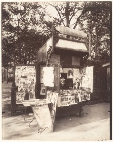 Eugène_Atget,_Boutique_Journaux,_Rue_de_Sèvres,_Paris,_1910–11